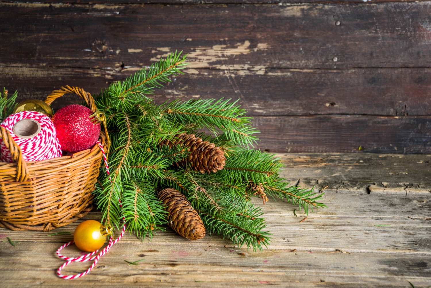 bozenarodzeniowy kosz na drewnianym tle
