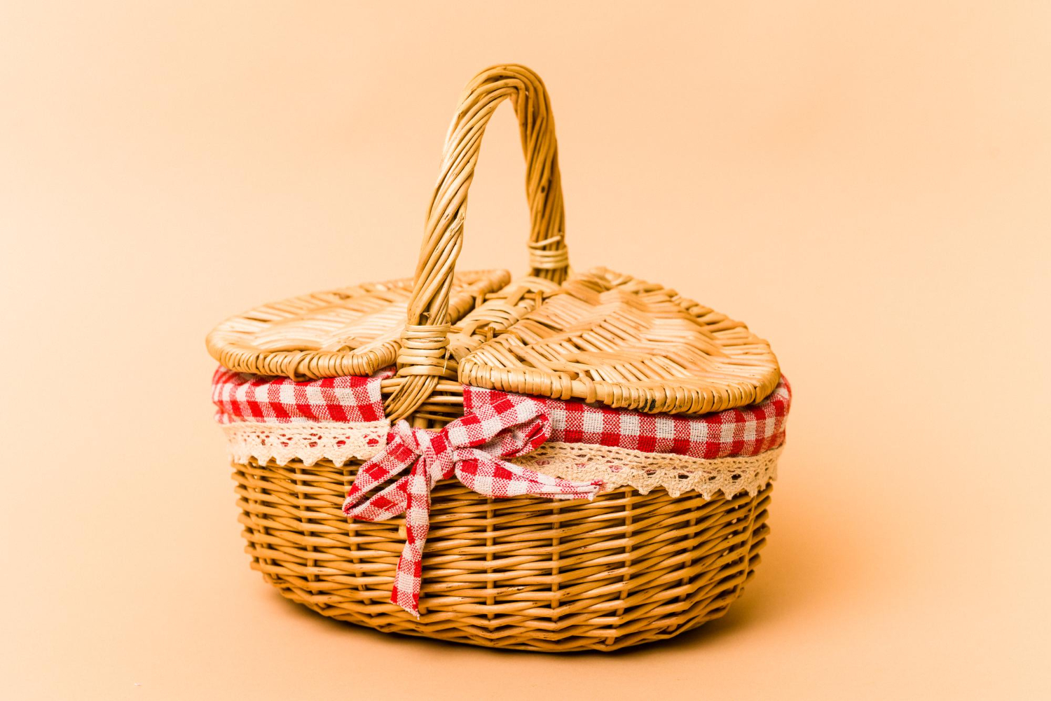 kosz piknikowy na bialym tle na bezowym tle