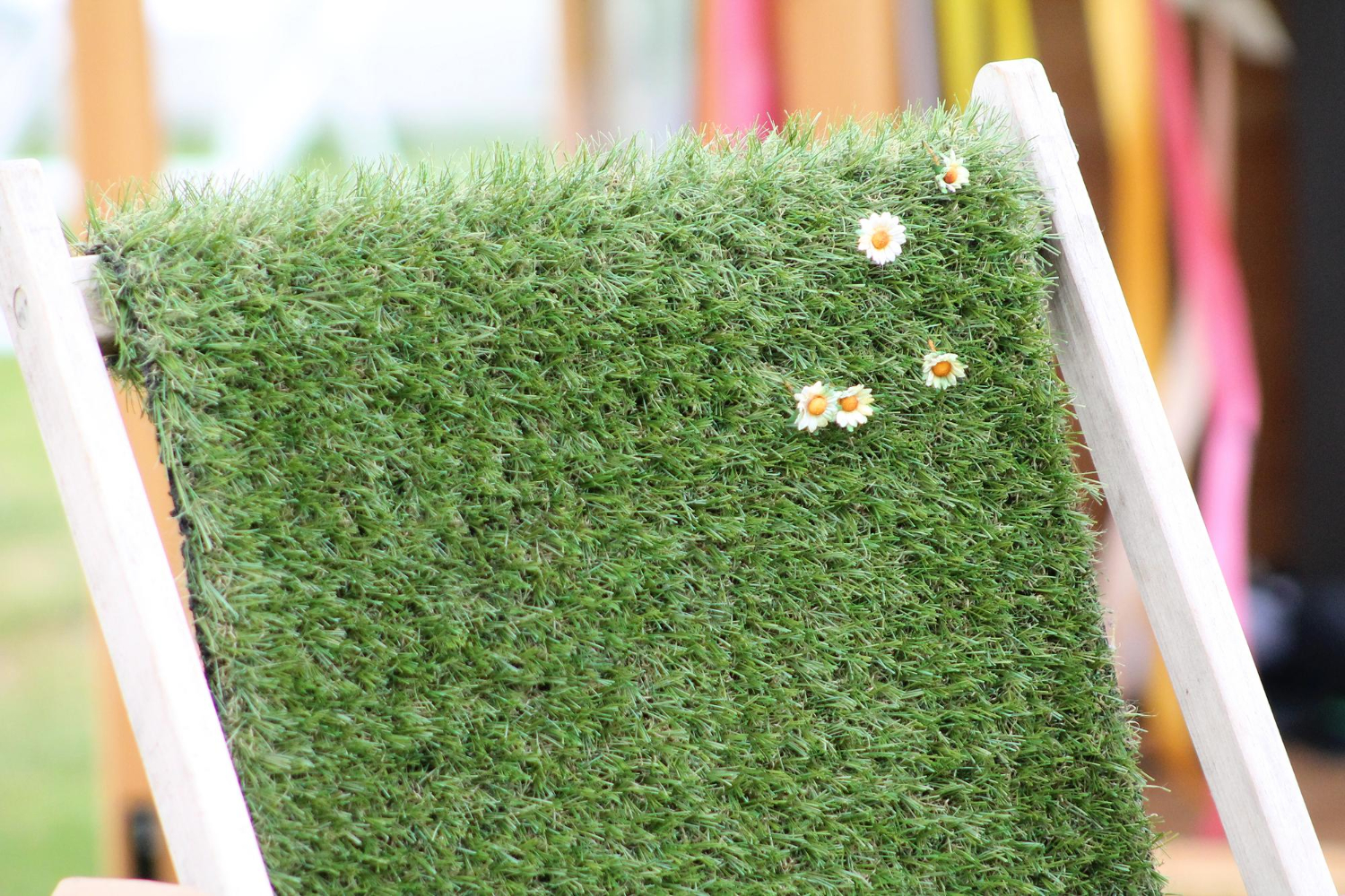 sztuczne trawy w dekoracjach ogrodowych